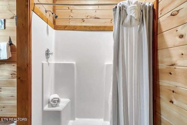 1056 Black Bear Cub Way, Sevierville, TN 37862 - bathroom with curtained shower