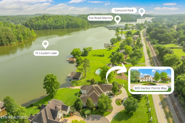 920 Harbor Pointe Way, Knoxville, TN 37922 - aerial view of property and surrounding area with a nearby body of water, a forest, and property parcel outlined
