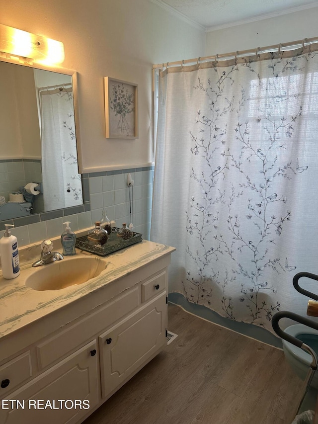 2605 Mountain View Dr, Morristown, TN 37814 - full bath featuring wood finished floors, vanity, crown molding, tile walls, and wainscoting
