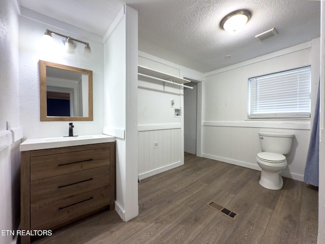 104 Church St, Loudon, TN 37774 - bathroom featuring vanity, wood finished floors, a textured ceiling, and wainscoting
