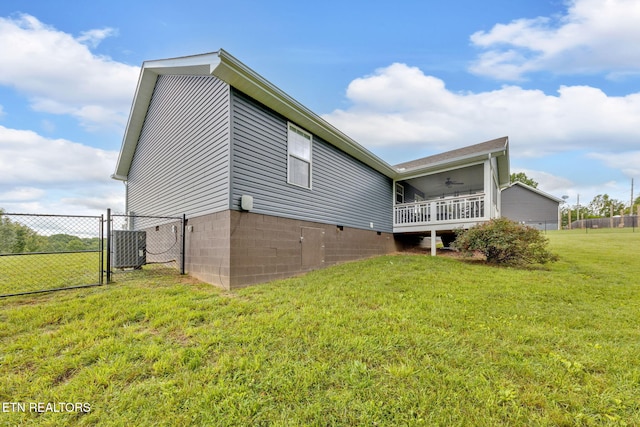142 Breezy Ln, New Tazewell, TN 37825 - back of property with ceiling fan, a gate, and central AC