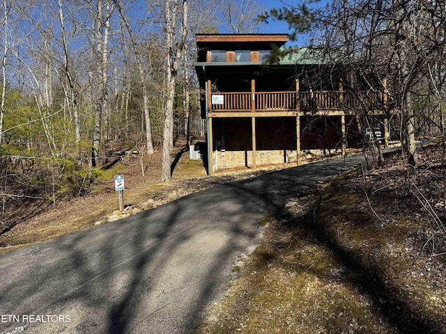 2738 Murray Ridge Rd, Sevierville, TN 37876 - view of front of home featuring a wooden deck, driveway, and central AC unit