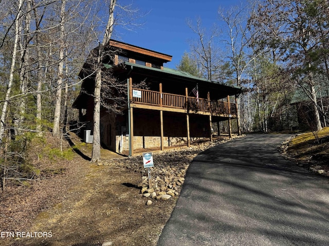 2738 Murray Ridge Rd, Sevierville, TN 37876 - view of front of home featuring a wooden deck and asphalt driveway