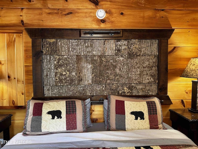 2738 Murray Ridge Rd, Sevierville, TN 37876 - detailed view of wooden walls