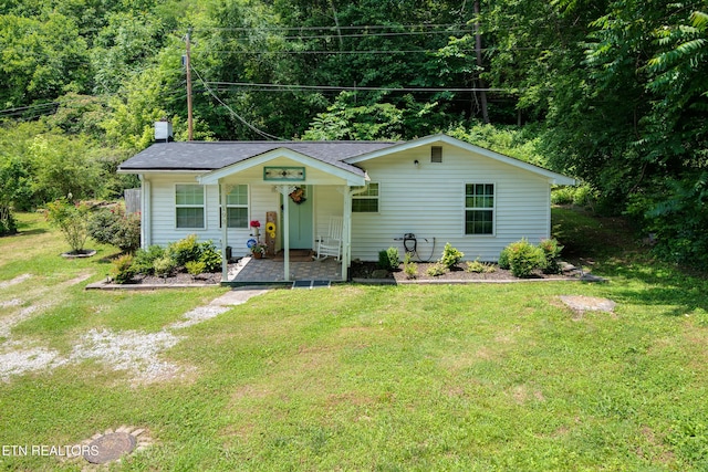 193 Laurel Hollow Rd, Clinton, TN 37716 - bungalow-style home with a front yard and a chimney