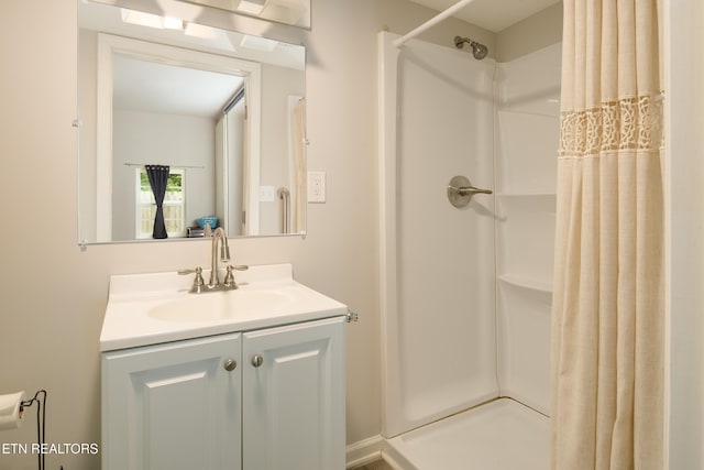 193 Laurel Hollow Rd, Clinton, TN 37716 - full bathroom with vanity and curtained shower