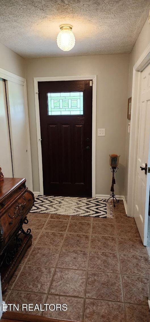 1922 Chaney Ridge Rd, London, KY 40741 - tiled entrance foyer featuring a textured ceiling and baseboards