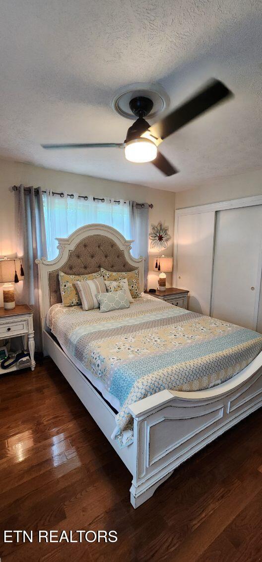 1922 Chaney Ridge Rd, London, KY 40741 - bedroom with a textured ceiling, ceiling fan, and dark wood-type flooring