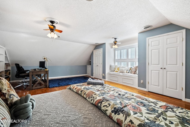 10513 River Ridge Rd, Knoxville, TN 37922 - living area featuring lofted ceiling, a ceiling fan, wood finished floors, a textured ceiling, and an office area