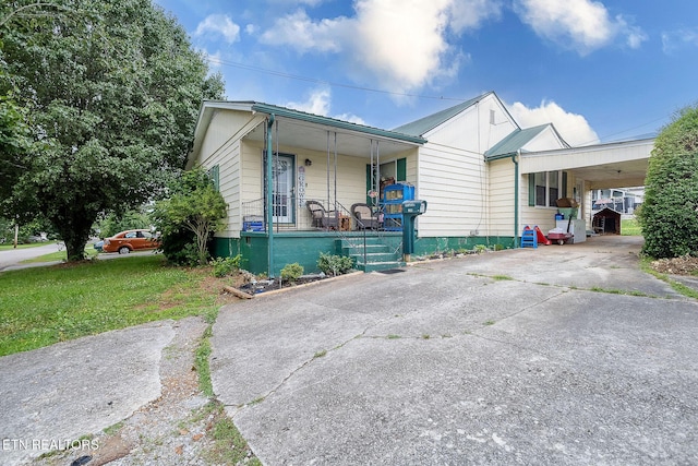 902 Rosedale Ave, Loudon, TN 37774 - view of front facade featuring covered porch, concrete driveway, a carport, and a front yard