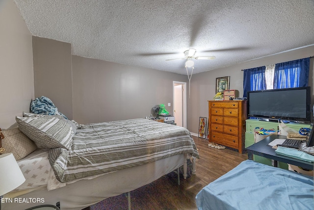 902 Rosedale Ave, Loudon, TN 37774 - bedroom featuring wood finished floors, a textured ceiling, and ceiling fan