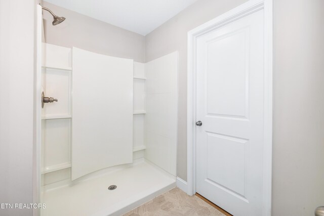 8104 Equinox Ln, Powell, TN 37849 - full bathroom featuring a shower