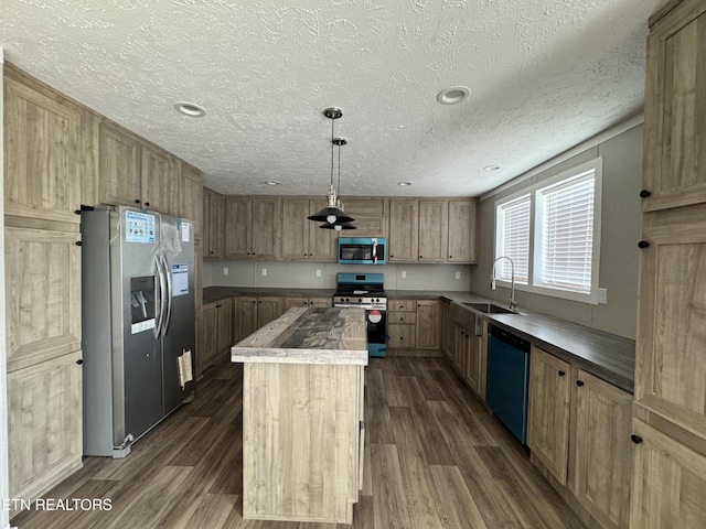 320 Perkey Way, Tazewell, TN 37879 - kitchen featuring appliances with stainless steel finishes, a sink, a kitchen island, dark wood-type flooring, and a textured ceiling