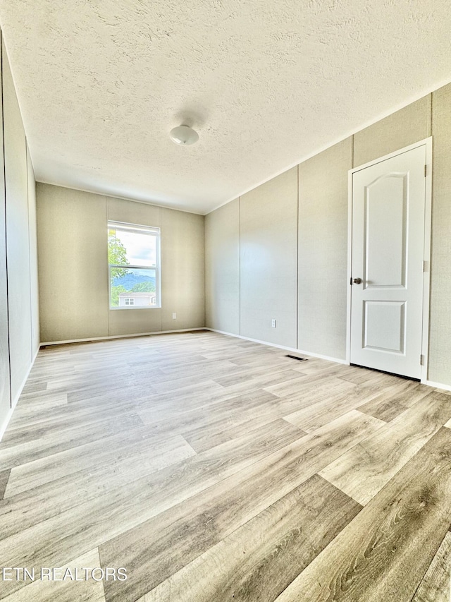 320 Perkey Way, Tazewell, TN 37879 - empty room with light wood-style flooring and a textured ceiling