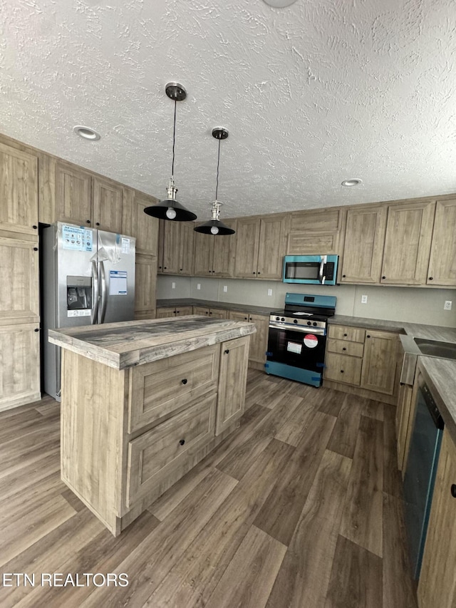 320 Perkey Way, Tazewell, TN 37879 - kitchen featuring stainless steel appliances, dark wood-style floors, a textured ceiling, a center island, and decorative light fixtures