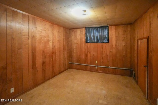 2001 Highland Rd, Maryville, TN 37801 - unfurnished room featuring wooden walls