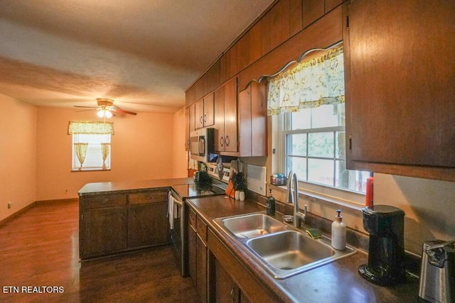 2001 Highland Rd, Maryville, TN 37801 - kitchen featuring stainless steel appliances, a sink, a peninsula, a ceiling fan, and dark countertops