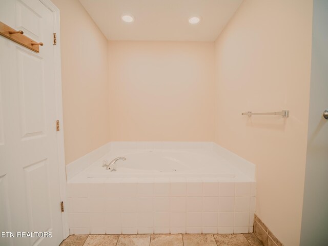 116 Deer Path Trl, Vonore, TN 37885 - full bathroom with a garden tub and recessed lighting
