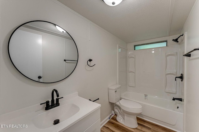 135 Mt View Rd, Sweetwater, TN 37874 - full bath featuring wood finished floors, a textured ceiling, vanity, and bathing tub / shower combination