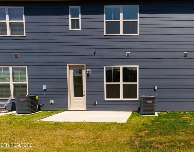 1334 Mountain Quail Cir, Maryville, TN 37801 - rear view of property with a patio and a lawn