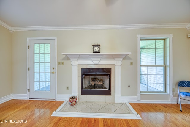 674 Applegate Ln Unit 32, Knoxville, TN 37934 - unfurnished living room featuring wood finished floors, crown molding, a fireplace, and healthy amount of natural light