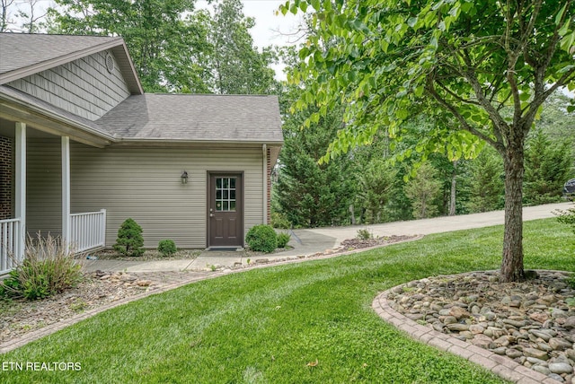 15 Chatham Ct, Fairfield Glade, TN 38558 - entrance to property featuring roof with shingles and a lawn