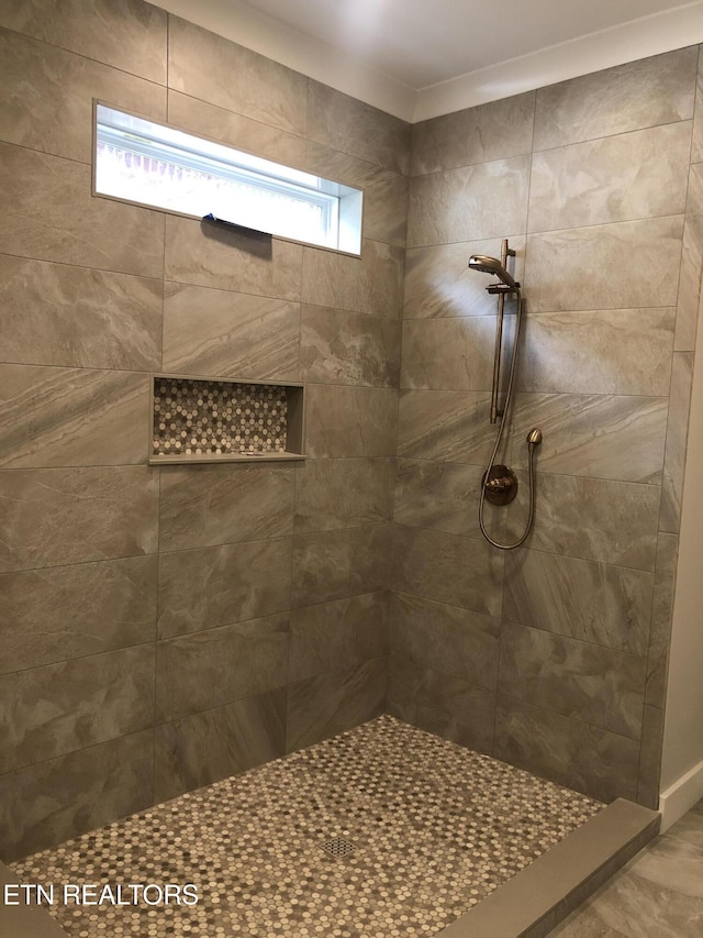 85 Royal Troon Cir, Oak Ridge, TN 37830 - full bathroom with a tile shower