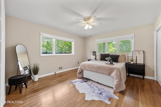386 E Dr, Oak Ridge, TN 37830 - bedroom featuring wood finished floors and ceiling fan