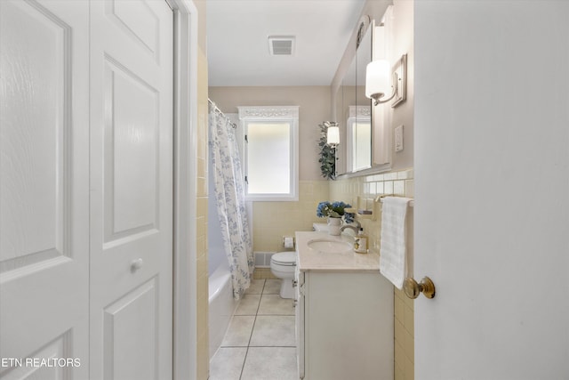 386 E Dr, Oak Ridge, TN 37830 - full bath with vanity, tile patterned flooring, tile walls, shower / bathtub combination with curtain, and wainscoting