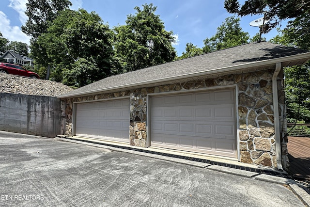 226 Mountain Crest Dr, Lafollette, TN 37766 - view of garage