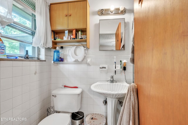3413 N Fountaincrest Dr, Knoxville, TN 37918 - half bathroom featuring toilet and tile walls