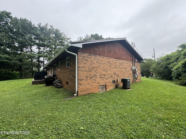 1637 Jefferson St, Morristown, TN 37814 - view of property exterior with a yard and brick siding