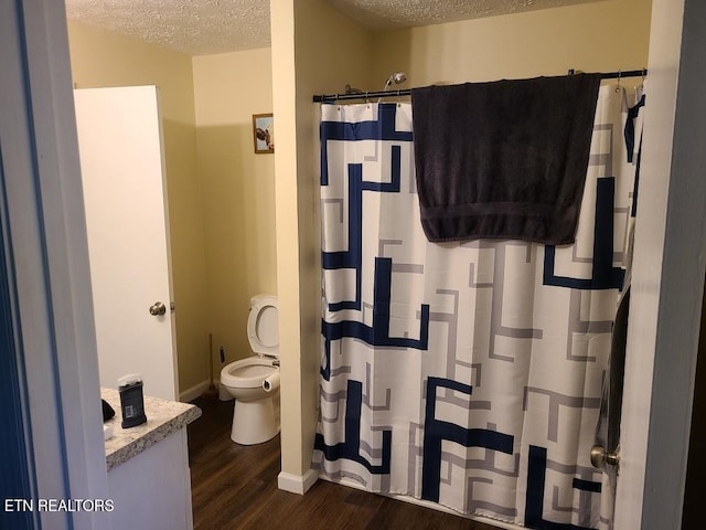 1637 Jefferson St, Morristown, TN 37814 - full bathroom featuring a textured ceiling, wood finished floors, vanity, and curtained shower