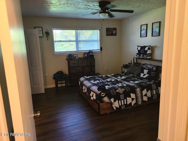 1637 Jefferson St, Morristown, TN 37814 - bedroom with dark wood-style flooring, a textured ceiling, and ceiling fan