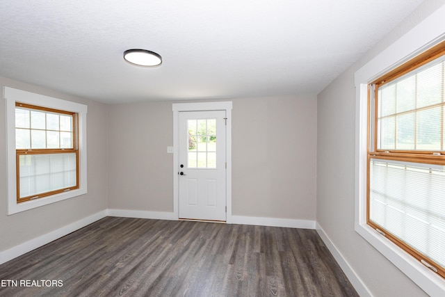 957 W Hunt Rd, Alcoa, TN 37701 - entryway featuring dark wood finished floors and baseboards