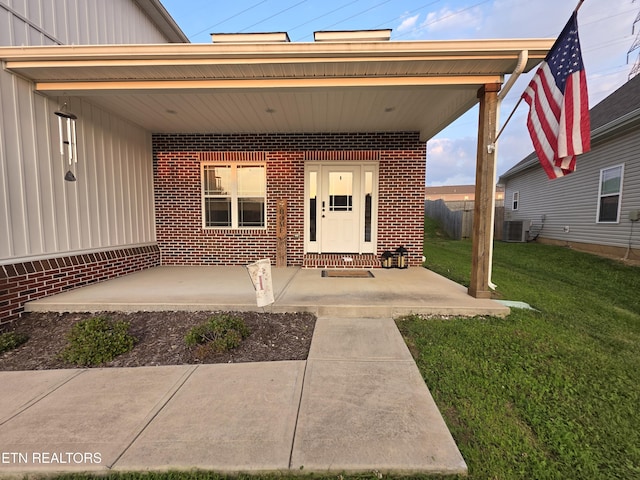6312 Knightsboro Rd, Knoxville, TN 37912 - entrance to property featuring board and batten siding, brick siding, and a yard