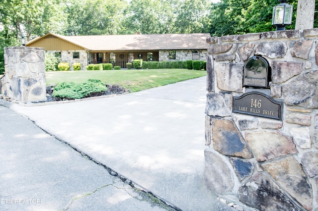 146 Lake Hills Dr, Oak Ridge, TN 37830 - view of front facade featuring stone siding and a front yard