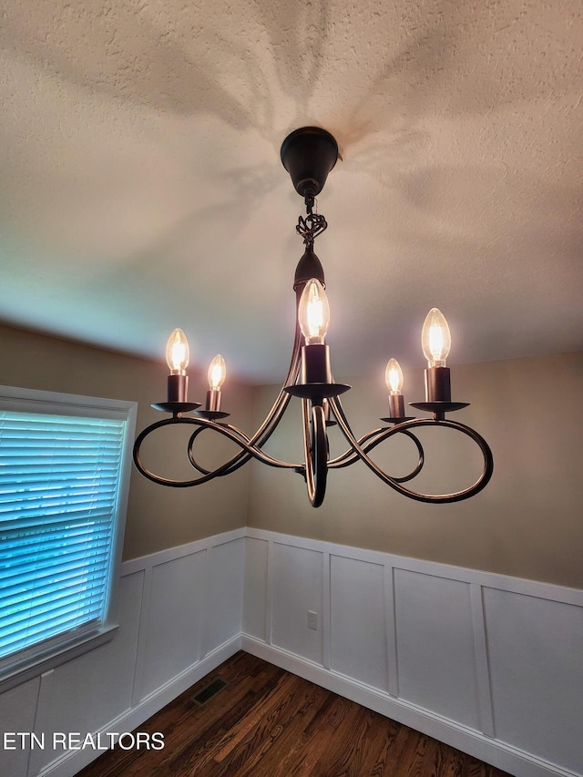 212 Ellison Rd, Lafollette, TN 37766 - detailed view of wood finished floors, a textured ceiling, wainscoting, and a decorative wall