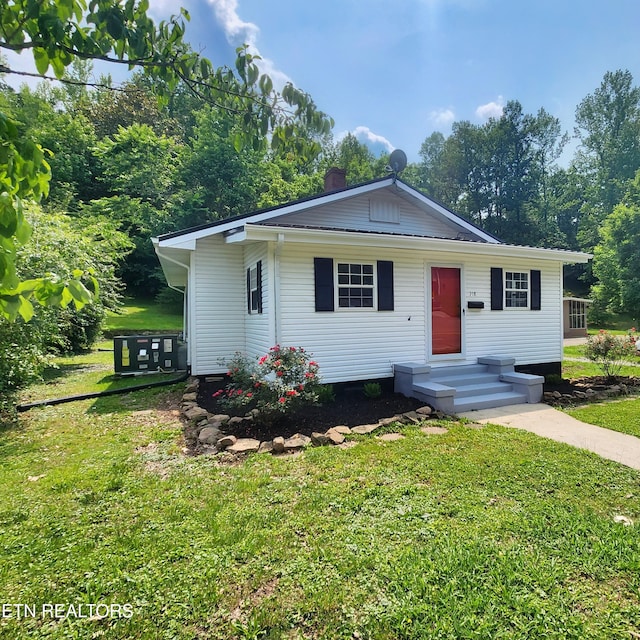 918 5th St, Jellico, TN 37762 - bungalow-style home featuring a front yard and a chimney