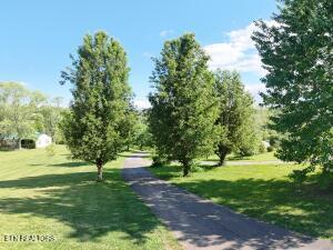 2517 Shields Ferry Rd, Morristown, TN 37814 - surrounding community with a lawn