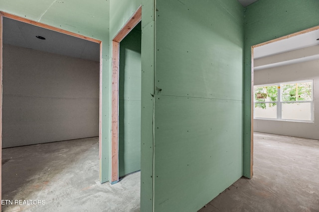 7624 Drake Ln, Knoxville, TN 37924 - hallway with concrete floors