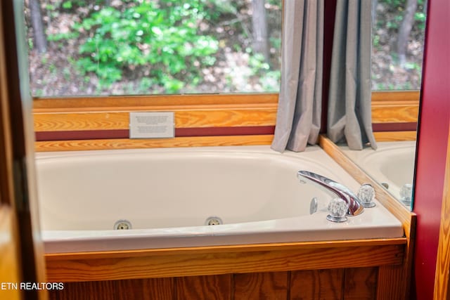719 Kings Hills Blvd, Pigeon Forge, TN 37863 - bathroom featuring a whirlpool tub