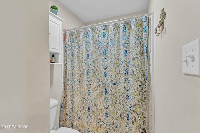 8824 Carriage House Way, Knoxville, TN 37923 - bathroom featuring toilet and a shower with curtain