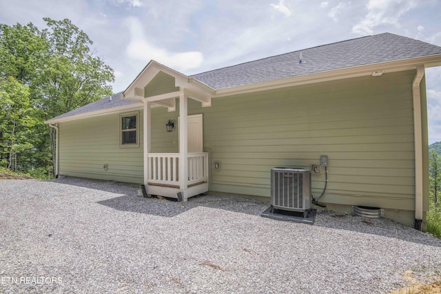 2609 Mountain Blvd, Sevierville, TN 37876 - rear view of property featuring roof with shingles