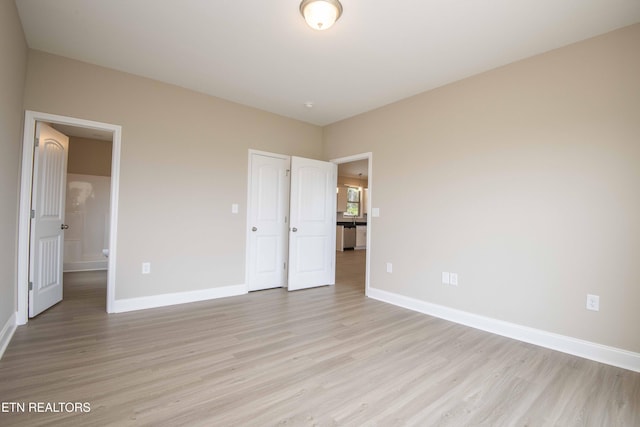2609 Mountain Blvd, Sevierville, TN 37876 - unfurnished bedroom featuring light wood finished floors and connected bathroom