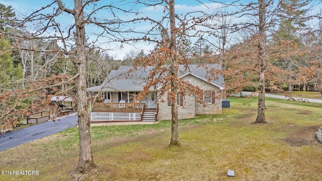 1096 Circle Dr, Jamestown, TN 38556 - view of front of house featuring covered porch and a front lawn