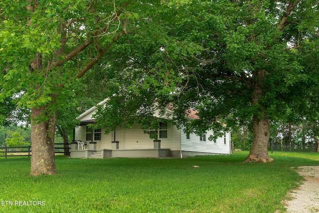 2530 Roslin Rd, Deer Lodge, TN 37726 - view of yard featuring a porch