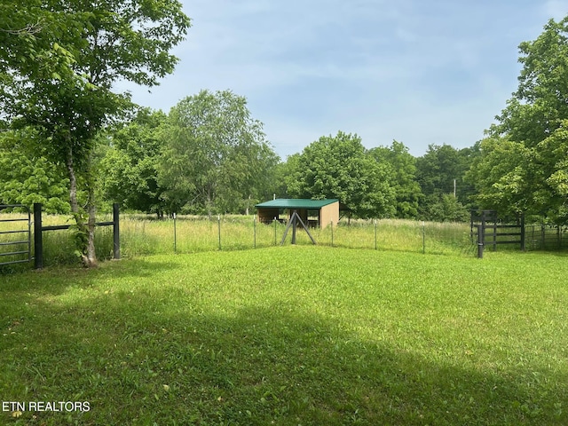 2530 Roslin Rd, Deer Lodge, TN 37726 - view of yard featuring an outdoor structure