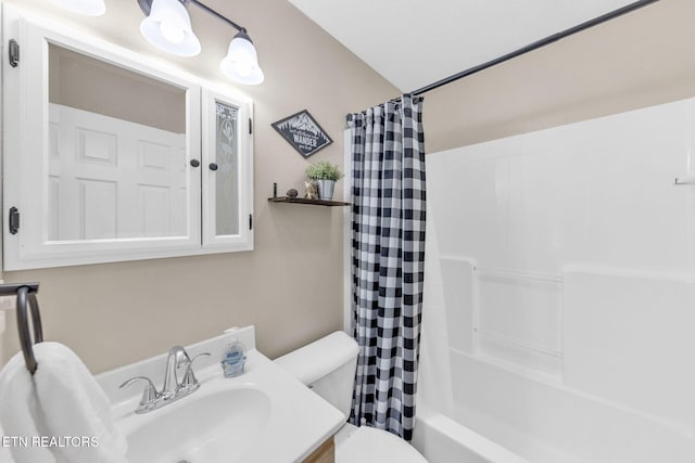 3183 Wears Dr, Sevierville, TN 37862 - full bath with shower / bath combination with curtain and vanity