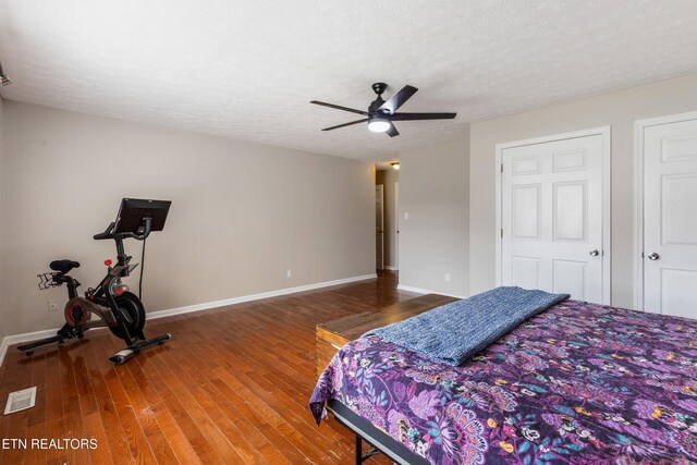 541 Pebble Creek Rd, Knoxville, TN 37918 - bedroom with wood finished floors, ceiling fan, and a textured ceiling